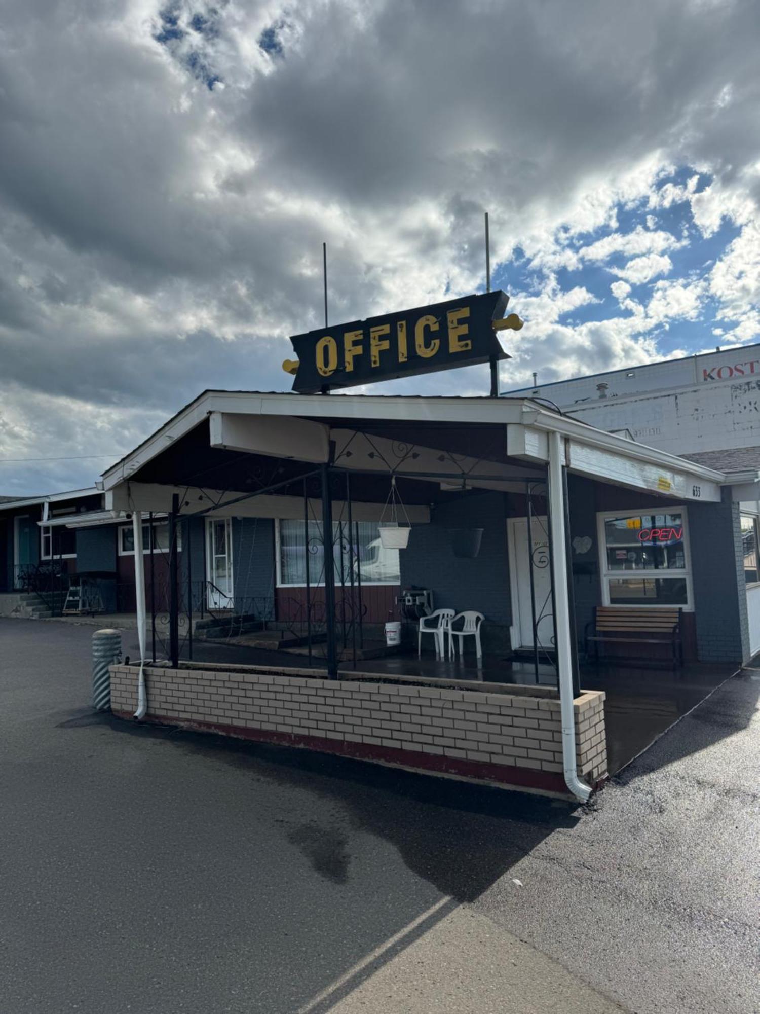 Ace Crown Motel Medicine Hat Exterior foto