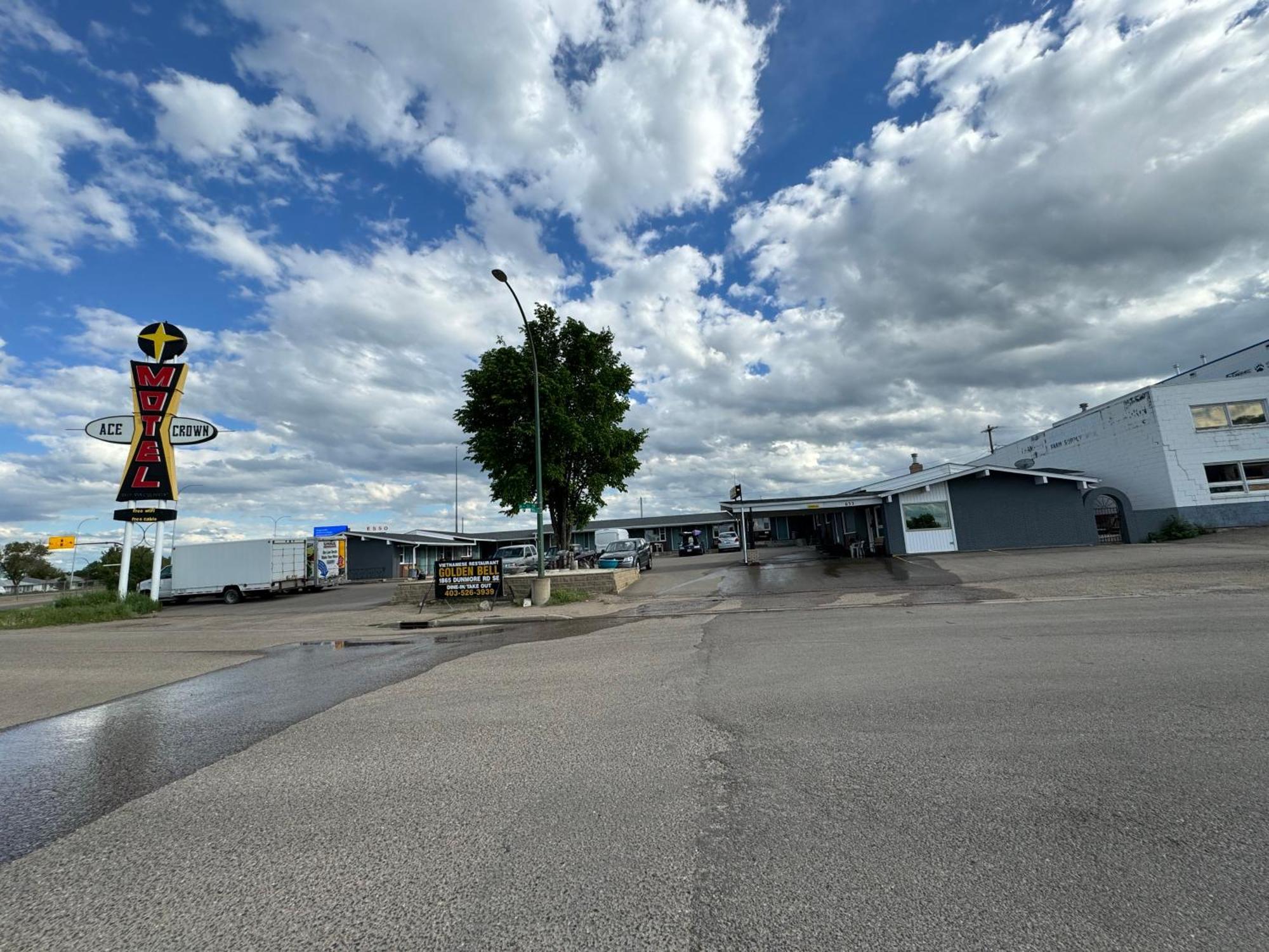 Ace Crown Motel Medicine Hat Exterior foto